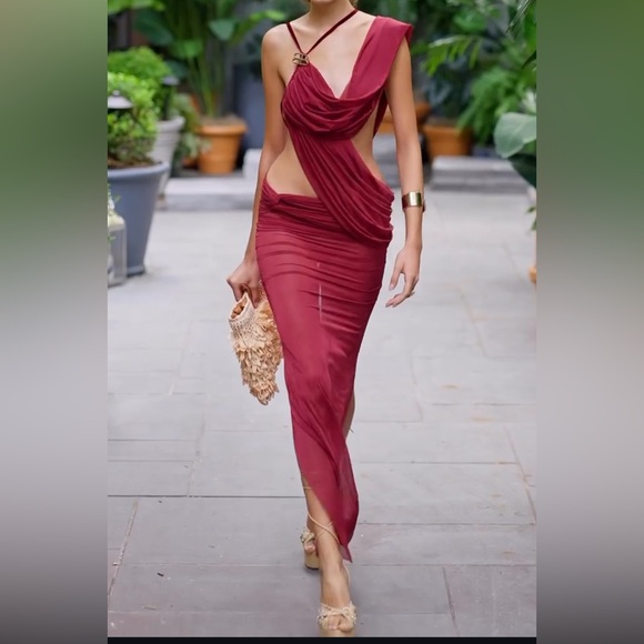 New Runway Bronx and Banco Natalia Runway Gown in Maroon - Picture 1 of 11